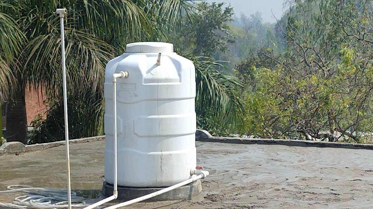 साधारण 10 ते 15 मिनिटे तसेच ठेवले तर टाकीतील जंतू आणि बॅक्टेरिया नष्ट होण्यास मदत होते. शेवटी टाकी स्वच्छ पाण्याने नीट धुवा. त्यामुळे उरलेली घाण आणि रसायने पूर्णपणे निघून जातील. या सोप्या पद्धतीने तुम्ही कमी मेहनतीत पाण्याची टाकी स्वच्छ ठेवू शकता. 