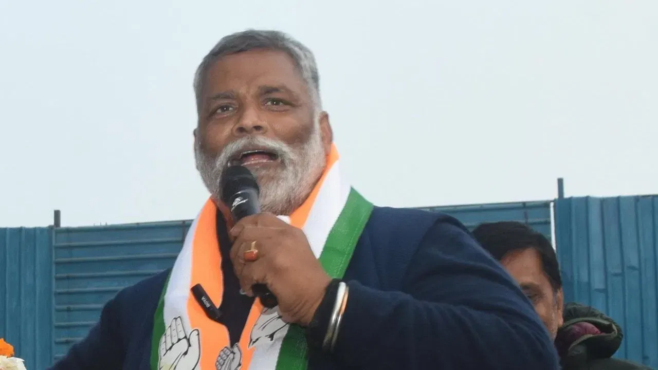 पप्पू यादव यांच्या दाव्यानुसार पाटण्यातील अनेक खासगी वसतिगृहांमध्ये छुप्या पद्धतीने 'सेक्स रॅकेट' चालवले जात असून तिथे राहणाऱ्या निष्पाप मुलींचे शोषण केले जाते. या रॅकेटमध्ये गुंतलेले लोक मुलींना विविध प्रलोभने देऊन किंवा त्यांच्यावर दबाव टाकून त्यांना नेत्यांच्या घरी किंवा अलिशान हॉटेल्समध्ये पाठवतात. खासदार यादव यांनी प्रशासनाला उघड आव्हान दिले असून ते म्हणाले की जर गेल्या काही महिन्यांतील या वसतिगृहांचे सीसीटीव्ही फुटेज गांभीर्याने तपासले तर रात्रीच्या वेळी तिथे कोणत्या बड्या नेत्यांच्या आणि अधिकाऱ्यांच्या महागड्या गाड्या येतात आणि त्या मुलींना कुठे घेऊन जातात याचे सत्य संपूर्ण जगासमोर येईल.