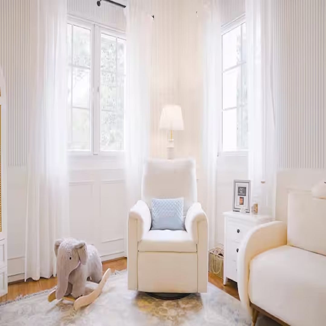 लग्नानंतर परिणिती सासदी दिल्लीत आहे. परिणिती हिचं दिल्लीतील घर आलिशान आणि स्वर्गासारखं सुंदर आहे. खुद्द परिणिती हिने घरातील फोटो सोशल मीडियावर पोस्ट केलेले. घरातील प्रत्येक कोपरा अत्यंत सुंदर आहे.