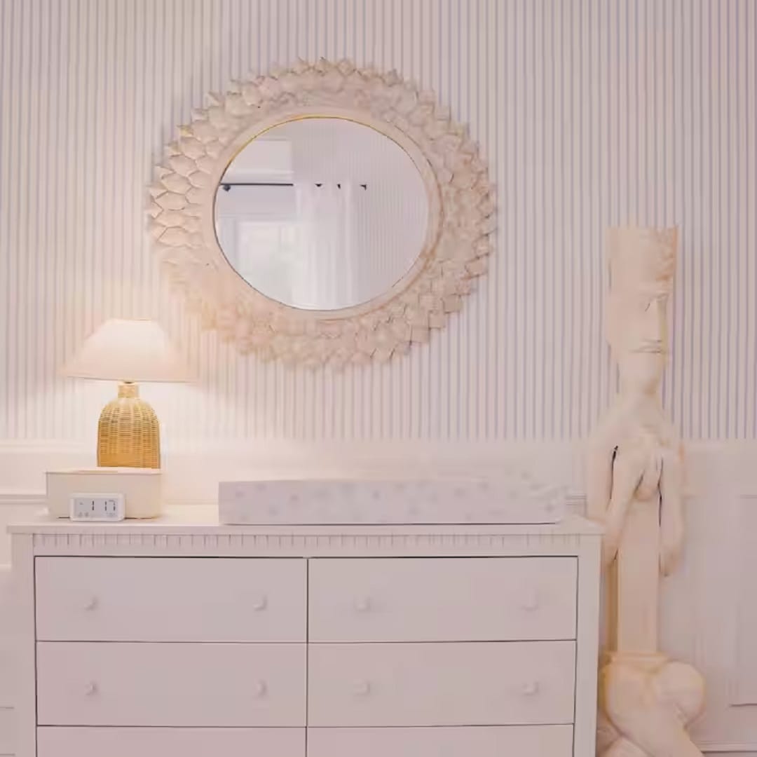 परिणिती आणि राघव यांचा दिल्ली आलिशान बंगला आहे. जो पांढऱ्या थिमने सजवण्यात आला आहे... दोघांचं घर दिसायला एखाद्या महलासारखं दिसत आहे. सांगायचं झालं तर, पांढऱ्या रंगामुळे घर भव्य दिसतं आणि सकारात्मकता जाणवते.