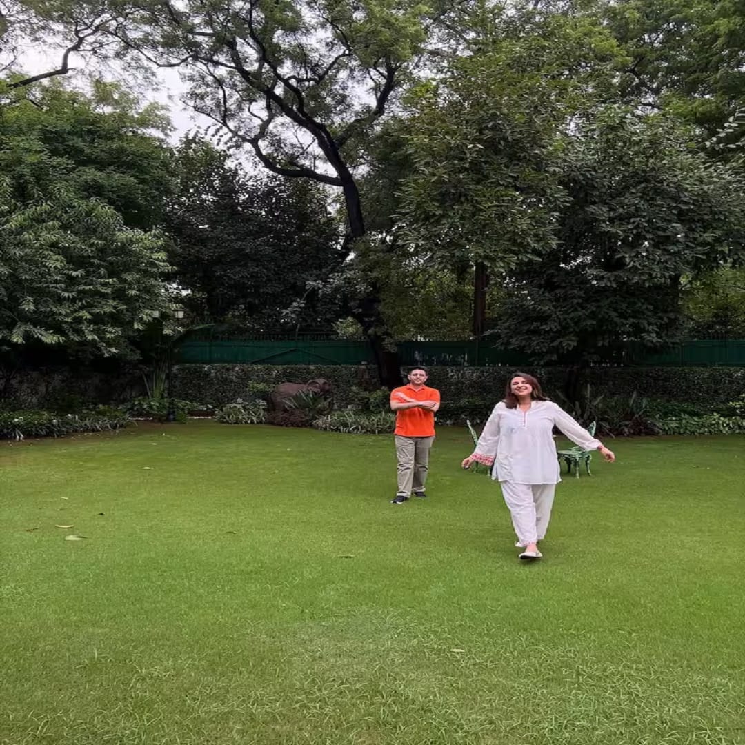 घरात परिणिती आणि राघव यांनी मुलासाठी देखील सुंदर खोली तयार केली आहे. गेल्या वर्षी राघव आणि परिणिती यांनी मुलगा नीर याचं जगात स्वागत केलं... मुलाच्या खोलीचा फोटो देखील अभिनेत्रीने शेअर केलेला. तो देखील पांढऱ्या रंगाने सजवण्यात आलाय.