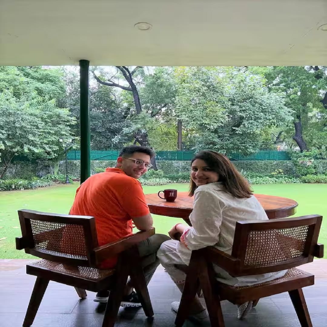 लग्न झाल्यापासून परिणिती झगमगत्या विश्वापासून दूर आहे. पण अभिनेत्री कायम सोशल मीडियावर सक्रिय असते. सोशल मीडियावर अभिनेत्रीच्या चाहत्यांची संख्या देखील फार मोठी आहे. चाहत्यांच्या संपर्कात राहण्यासाठी अभिनेत्री कायम स्वतःचे फोटो आणि व्हिडीओ सोशल मीडियावर पोस्ट करत असते.