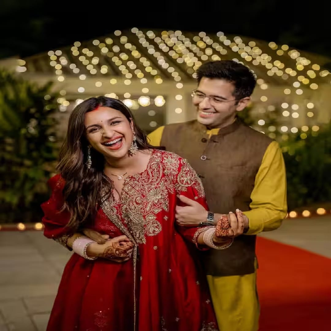 अभिनेत्री परिणिती चोप्रा आणि खासदार राघव चड्ढा कायम कोणत्या न कोणत्या कारणामुळे चर्चेत असतात. दोघांचे अनेक फोटो आणि व्हिडीओ देखील सोशल मीडियावर व्हायरल होत असतात. परिणिती आणि राघव यांनी 24 डिसेंबर 2023 मध्ये लग्न केलं.