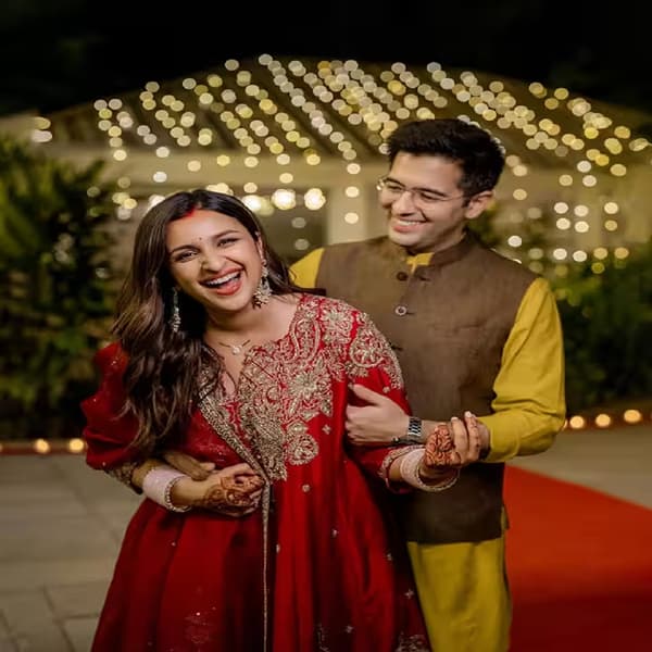 अभिनेत्री परिणिती चोप्रा आणि खासदार राघव चड्ढा कायम कोणत्या न कोणत्या कारणामुळे चर्चेत असतात. दोघांचे अनेक फोटो आणि व्हिडीओ देखील सोशल मीडियावर व्हायरल होत असतात. परिणिती आणि राघव यांनी 24 डिसेंबर 2023 मध्ये लग्न केलं.