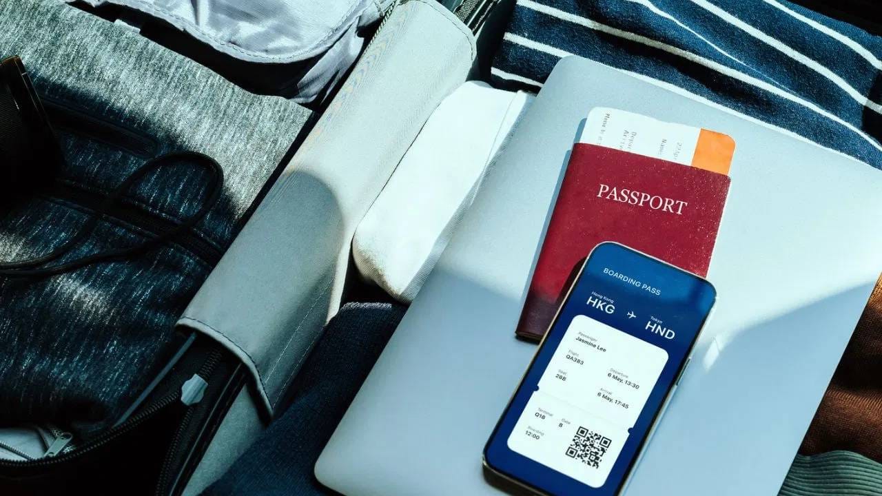 देशांतर्गत प्रवास करता असाल, तरी डॉक्यूमेंट्स शिवाय प्रवास करण्याची चूक करु नये. आधार कार्ड, ट्रॅव्हल इंश्योरेन्स, बोर्डिंग पास आणि हॉटेल बुकिंगशी संबंधित कागदपत्र जरुर स्वत: जवळ ठेवा. 