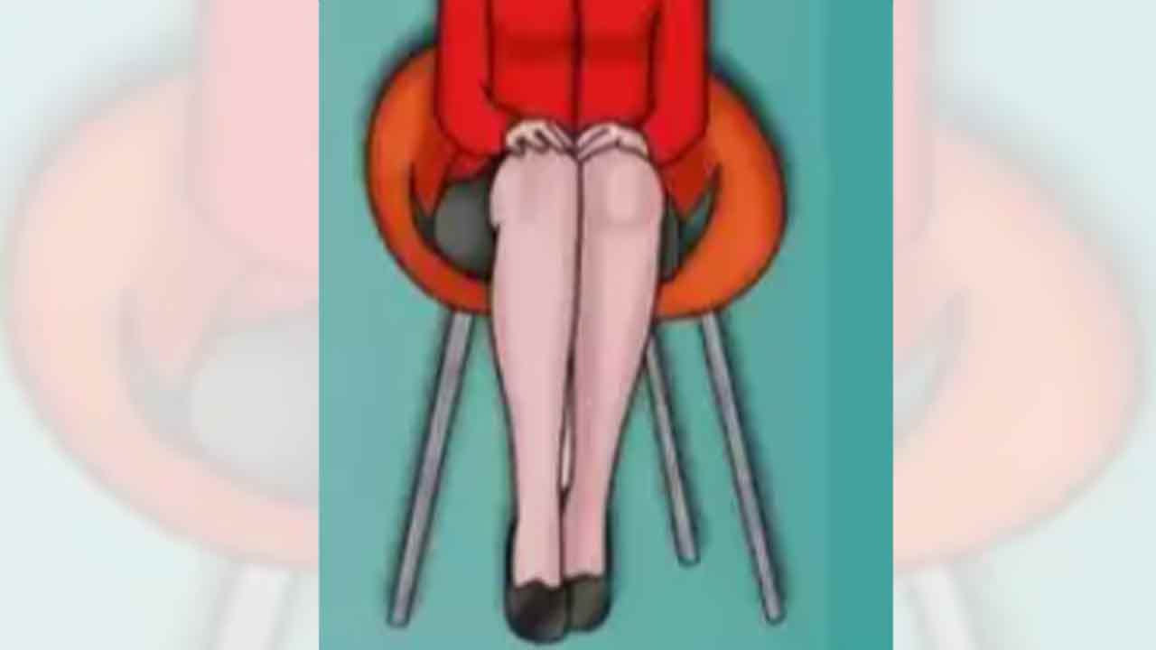 जर तुम्ही तुमचे पाय घोट्याजवळ एकमेकांवर ठेवून बसत असाल, तर तुम्ही संयमी आणि प्रगल्भ आहात, असे मानले जाते. अशा व्यक्तींना आपली मते सहजासहजी मांडायला आवडत नाहीत. ते परिस्थितीचे सूक्ष्म निरीक्षण करतात. खूप महत्त्वाकांक्षी असतात.