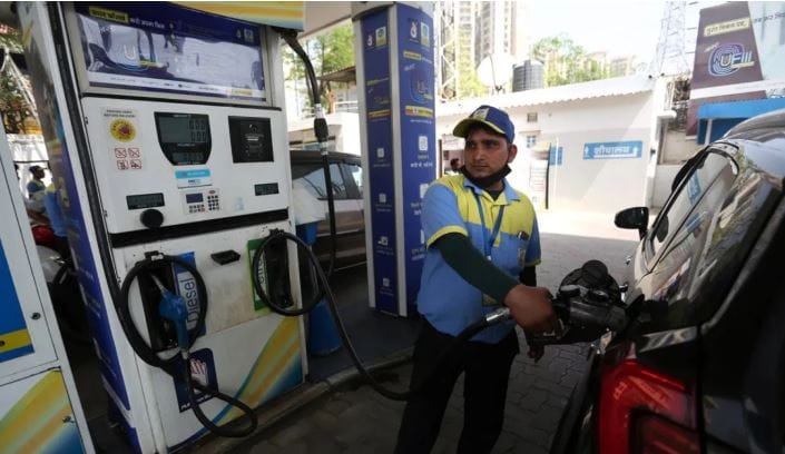 कच्च्या तेलाची किंमत वाढल्याने भारताला या तेलाची आयात करताना अतिरिक्त पैसे द्यावे लागत आहेत. आयात साधारण 13 ते 15 टक्क्यांपर्यंत घटली आहे. तरीही या आयातीसाठीचा खर्चा मात्र वाढला आहे. त्यामुळेही हा खर्च भरून काढण्यासाठी पेट्रोल आणि डिझेलचा भाव वाढू शकतो, असे म्हटले जात आहे. 