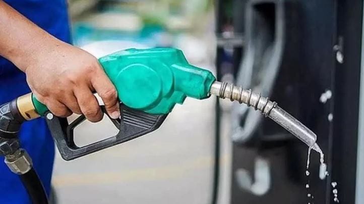 दरम्यान, पेट्रोल आणि डिझेलच्या भाववाढीचा हा फक्त अंदाज आहे. प्रत्यक्ष निवडणूक संपल्यानंतरच पेट्रोल प्रति लिटरमागे किती रुपयांनी वाढणार तसेच ही भाववाढ प्रत्यक्षात होणार का? हे पाहणे महत्त्वाचे ठरणार आहे.