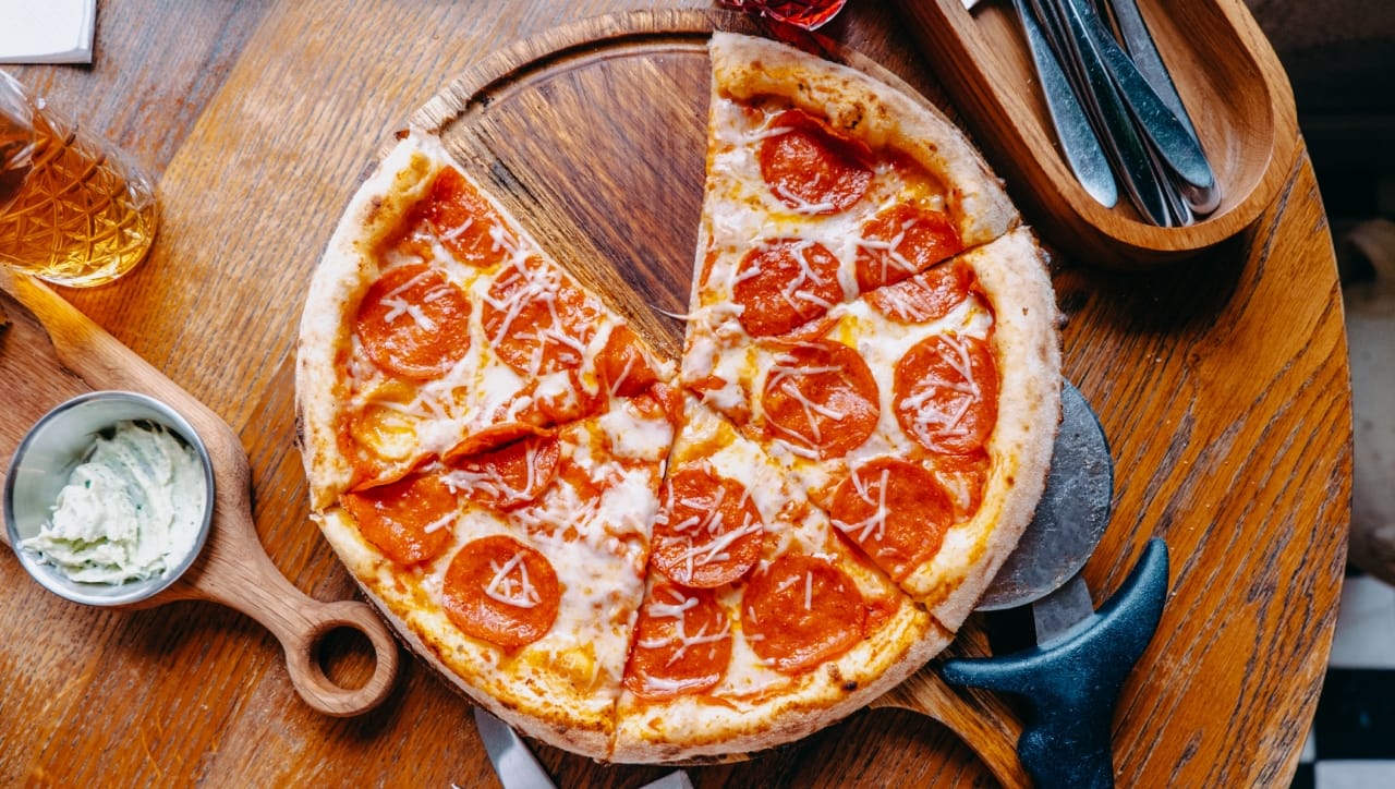 जर तुम्ही साधा चीज आणि टोमॅटो असलेला मार्गरीटा पिझ्झा खात असाल, तर एका मध्यम स्लाईस मधून तुम्हाला साधारण १० ते १२ ग्रॅम चरबी मिळते. जर तुम्ही व्हेजी सुप्रीम हा पिझ्झा खात असाल तर त्यात भाज्यांचे प्रमाण जास्त असल्याने यात फायबर मिळते. मात्र चीजमुळे यातही ९ ते १३ ग्रॅम पर्यंत फॅट्स असतात.