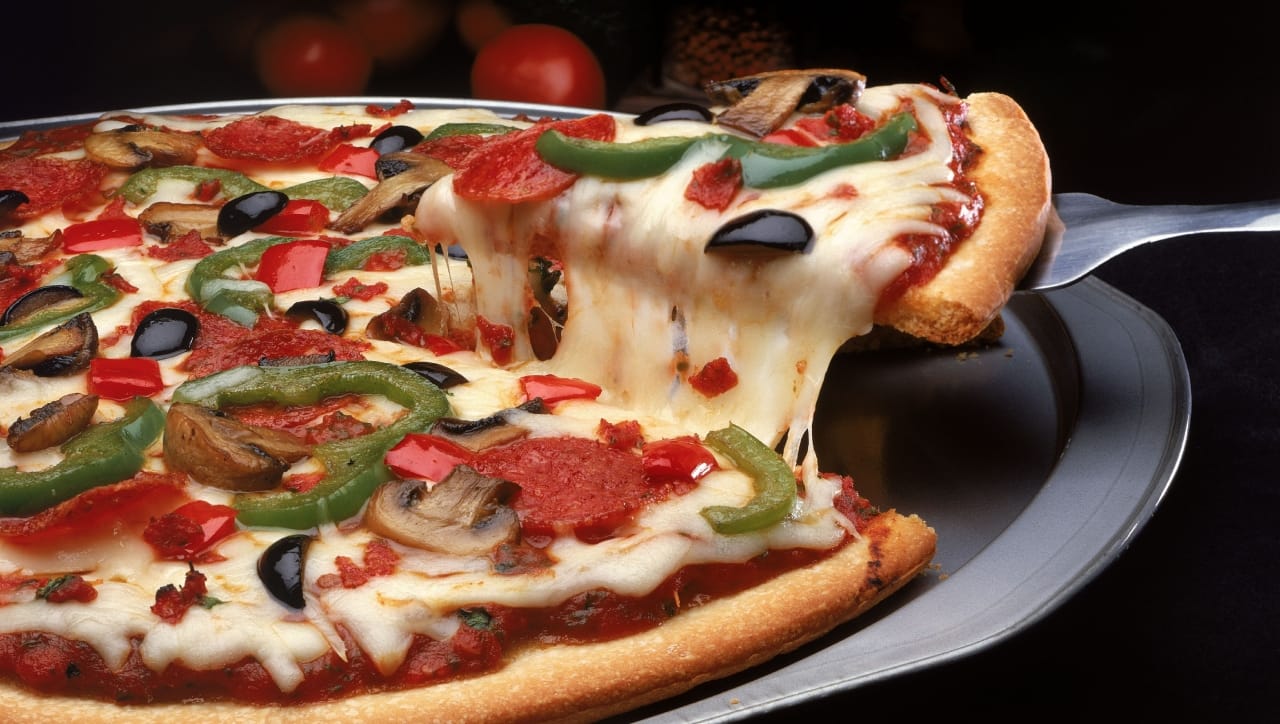 तज्ज्ञांच्या मते, पिझ्झा खाताना 'थिन क्रस्ट' (पातळ बेस) निवडावा आणि त्यावर चीजचे प्रमाण कमी करून भाज्यांचे प्रमाण वाढवावे. यामुळे चवही टिकते आणि शरीरात जाणारी अतिरिक्त चरबी मर्यादित राहण्यास मदत होते.