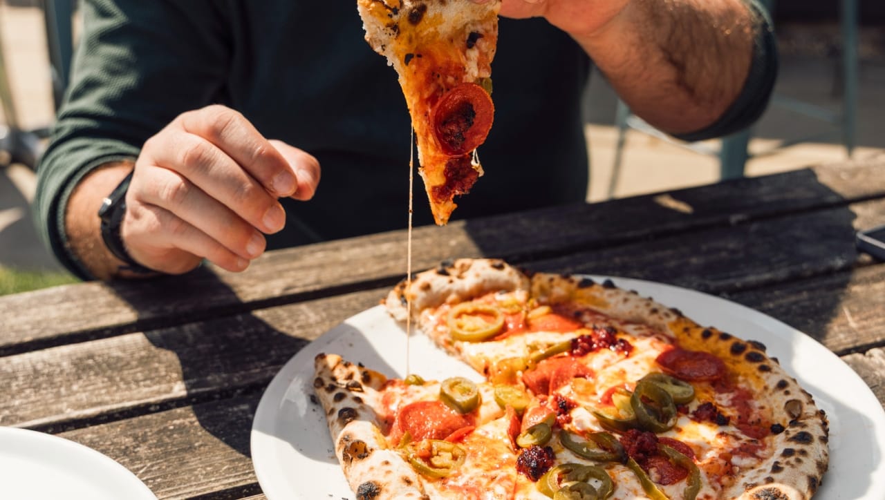 पिझ्झाच्या एका स्लाईसमध्ये असणारे कॅलरीज आणि चरबीचे प्रमाण आपल्या आरोग्यावर परिणाम करू शकते, असे पोषणतज्ज्ञांचे म्हणणे आहे. पिझ्झाची निवड करताना त्यातील टॉपिंग्स आणि क्रस्ट यानुसार चरबीचे प्रमाण ठरते.