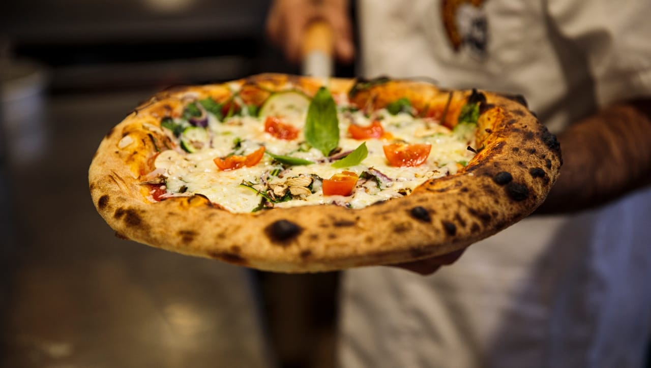 पेपरोनी आणि प्रक्रिया केलेले मांस (Processed Meat) असलेल्या पिझ्झामध्ये चरबीचे प्रमाण सर्वाधिक असते. एका स्लाईसमध्ये १५ ते २२ ग्रॅम पर्यंत चरबी असू शकते, जी हृदयाच्या आरोग्यासाठी घातक ठरू शकते.