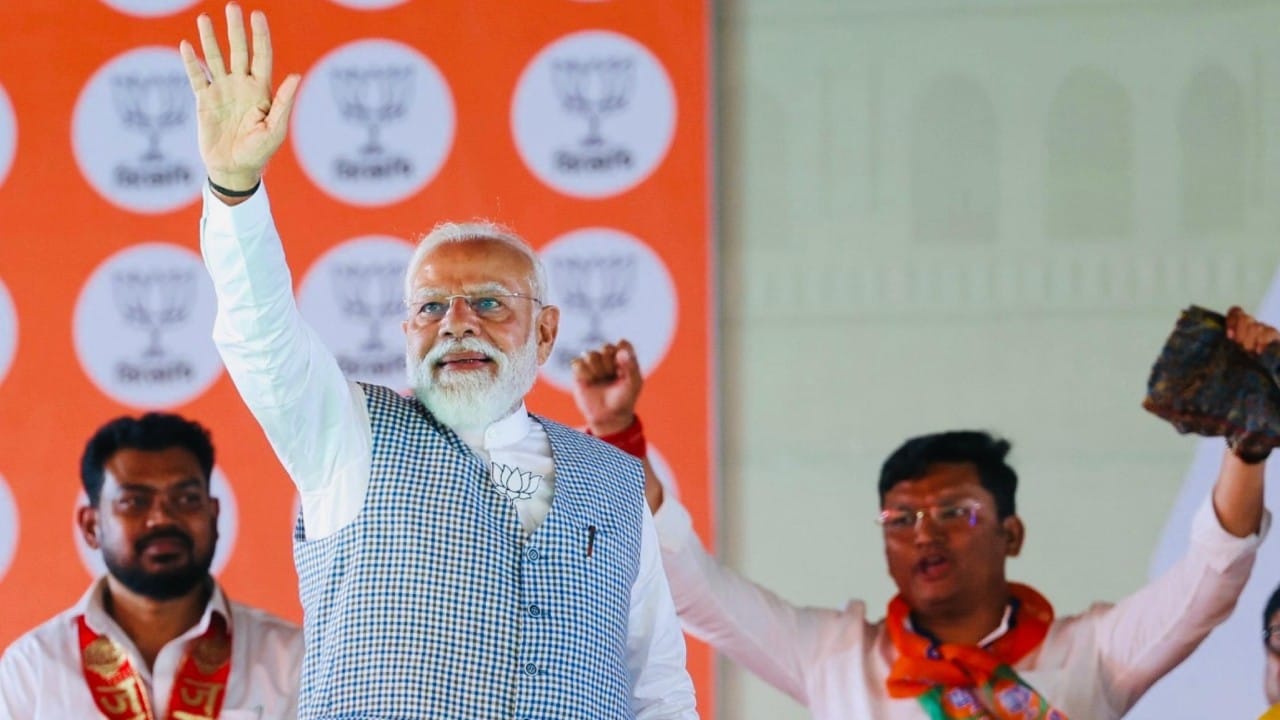 पंतप्रधान नरेंद्र मोदींच्या डिजीटल सुरक्षेची जबाबदारी SPG (Special Protection Group) आणि NTRO (National Technical Research Organisation) या संस्थांकडे असते. पंतप्रधान कधीही कोणत्याही असुरक्षित वाय-फाय (Wi-Fi) नेटवर्कला फोन कनेक्ट करत नाहीत.