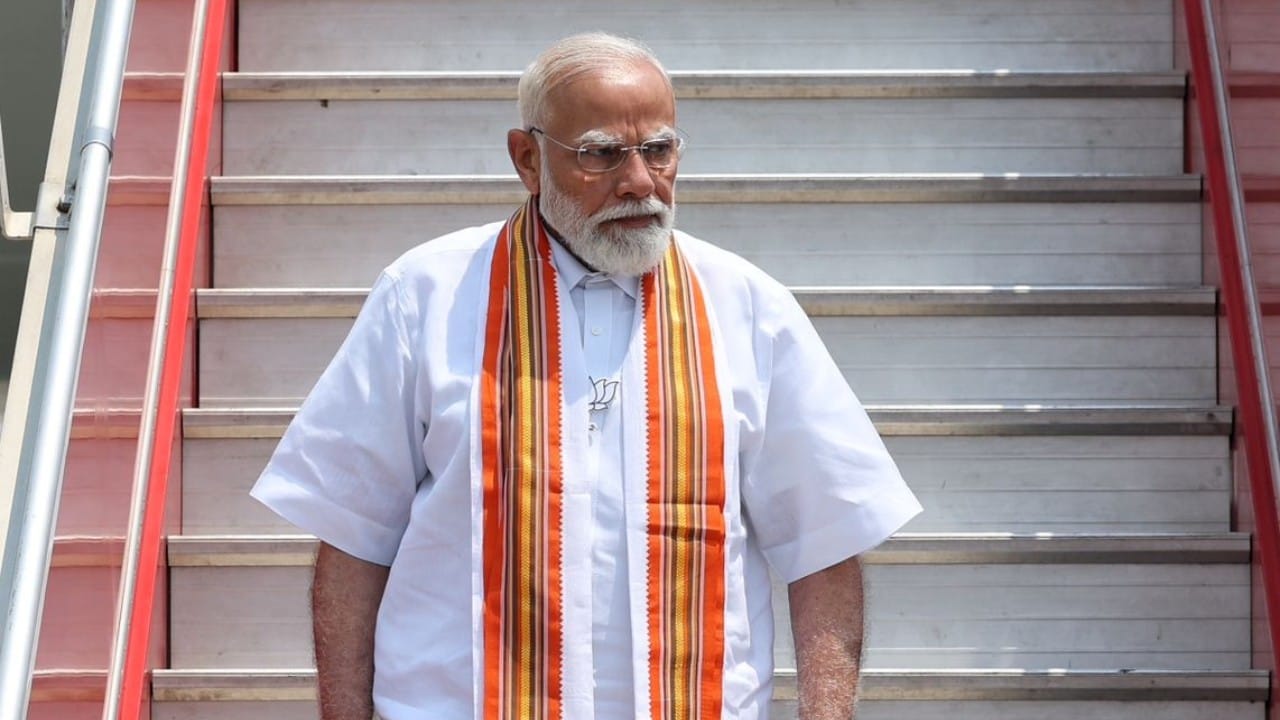 मात्र, मोदी वापरत असलेला आयफोन हा सर्वसामान्य आयफोनसारखा नसतो. त्यामध्ये सरकारी यंत्रणांनी विशेष सिक्युरिटी पॅचेस इन्स्टॉल केलेले असतात. या फोनमधील सॉफ्टवेअर अत्यंत कडक देखरेखीखाली असते. त्यात सामान्य ॲप्सऐवजी केवळ सुरक्षित आणि मर्यादित सुविधा असतात.