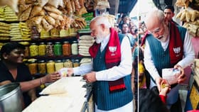 पीएम मोदी यांनी झालमुरीचा घेतला आस्वाद, व्हिडीओ तुफान व्हायरल.