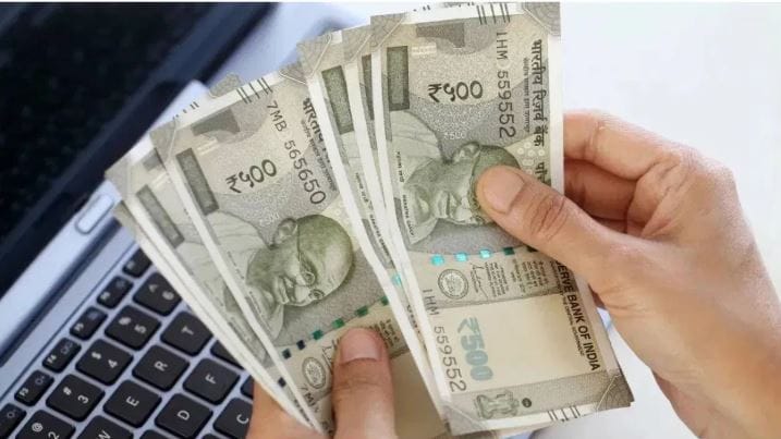 15 + 5 + 5 या फॉर्म्युल्याचा अर्थ आहे पीपीएफमध्ये एकूण 25 वर्षांसाठी गुंतवणूक करायची. तुम्ही प्रत्येक पाच वर्षांनी या योजनेचा गुंतवणूक कालावधी वाढवू शकता. प्रत्येक वर्षाला तुम्ही या योजनेत दीड लाख रुपये गुंतवले तर तुमचा एक कोटी रुपयांचा फंड तयार होऊ शकतो.