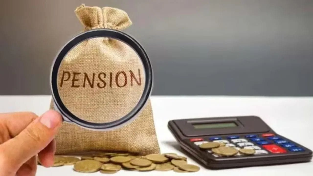  पैसा वेळेसोबत वाढतो अशी एक म्हण आहे. येथे खरा खेळ कपाऊंडिंग ( चक्रवाढ व्याज ) चा आहे. जर तुम्ही सलग २५ वर्षांपर्यंत तुमची गुंतवणूक सुरुच ठेवाल तर पीपीएफवर सध्या ७.१ टक्के वार्षिक व्याज मिळत असल्याने निवृत्तीनंतर तुमचा एकूण फंड १ कोटी ३ लाख रुपयांपर्यंत ( १.०३ कोटी रु. ) पोहचेल. 