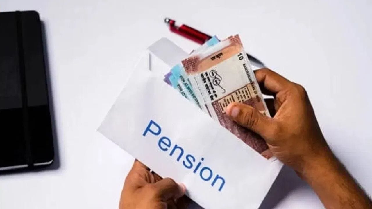  या संपूर्ण योजनेची सर्वात खास बाब म्हणजे याची सुरक्षा आणि टॅक्स बेनिफिट आहे. ही योजना पीपीएफ टॅक्सच्या  'EEE' (Exempt-Exempt-Exempt) कॅटगरीत येते. म्हणजे यात तुम्ही जी रक्कम गुंतवता त्यावर व्याज मिळते. आणि २५ वर्षानंतर संपूर्ण रक्कम तुमच्या हातात येते ती संपूर्ण टॅक्स फ्री असते. याशिवाय यावर सरकारीची गॅरंटी असते. यामुळे बाजाराच्या चढउताराचा यावर परिणाम होत नाही.