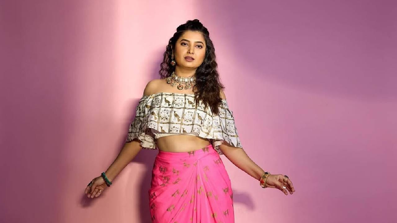 'महाराष्ट्राची हास्यजत्रा' हा कार्यक्रम गेल्या अनेक वर्षांपासून प्रेक्षकांचं मनोरंजन करतोय. या कार्यक्रमात अभिनेत्री प्राजक्ता माळीचा नेहमीच एक वेगळा अंदाज पहायला मिळतो. आता आगामी एपिसोडमध्ये चाहत्यांसाठी खास सरप्राइज आहे. 
