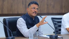 महाराष्ट्रात व्यवसाय करायचा असेल तर मराठीत बोललेच पाहिजे - सरनाईक.