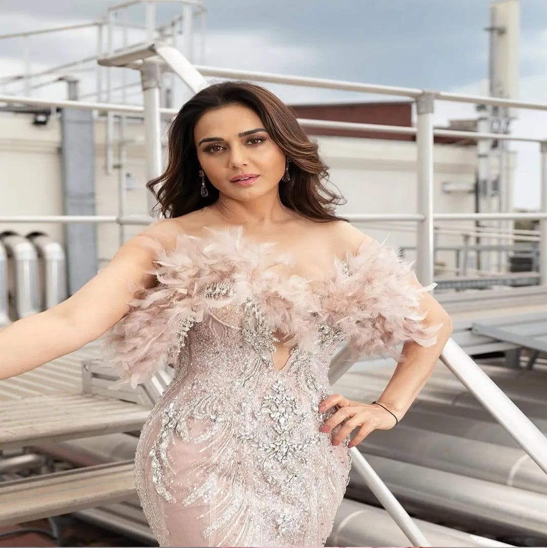 प्रिती झिंटाने बॉलिवूडमध्ये अनेक हिट सिनेमांमध्ये काम केलंय. मात्र लग्नानंतर ती मोठ्या पडद्यापासून दूर गेली. प्रितीने लग्नानंतर सरोगसीद्वारे जुळ्या मुलांना जन्म दिला. मात्र लग्नाच्या आधी ती 34 मुलींची आई बनली होती.