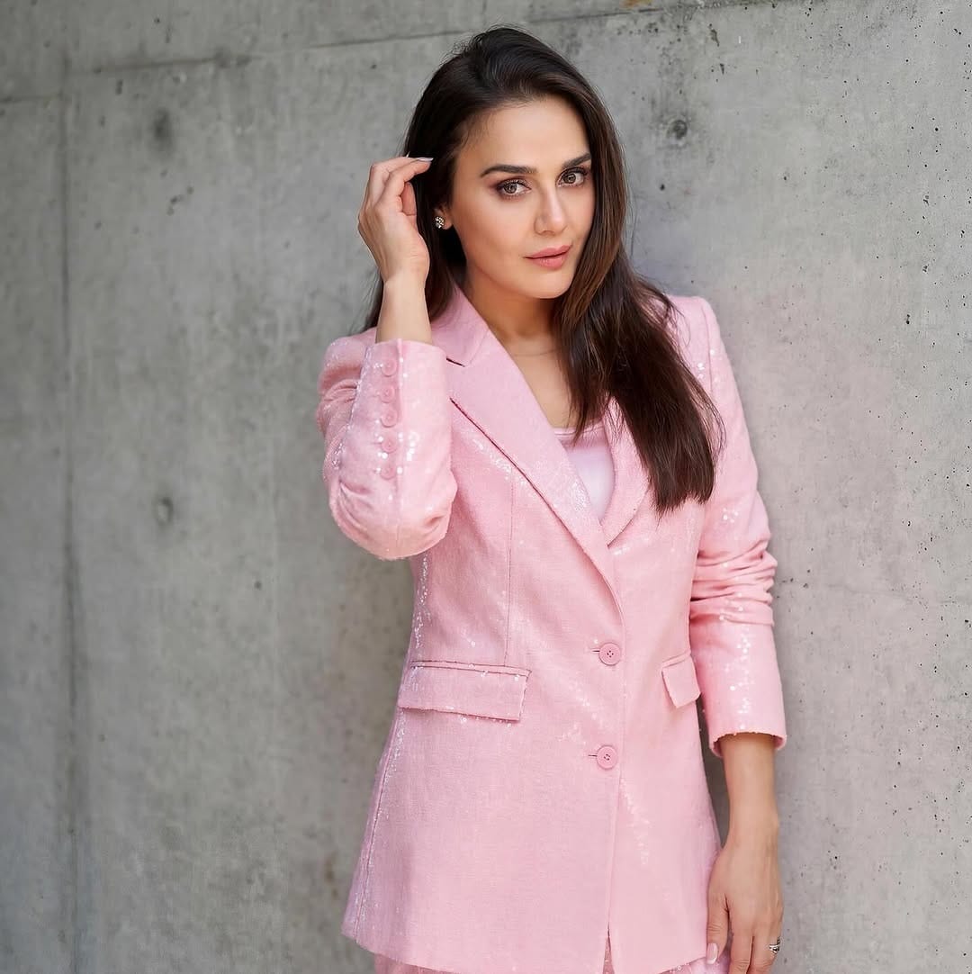  प्रिती झिंटा हिने अनेक सिनेमांमध्ये दमदार भूमिका बजावत चाहत्यांचं मनोरंजन केलं आहे. आता देखील अभिनेत्रीचे काही फोटो सोशल मीडियावर तुफान व्हायरल होत आहेत. वयाच्या 50 व्या वर्षी देखील अभिनेत्रीचं सौंदर्य कमी झालेलं नाही.