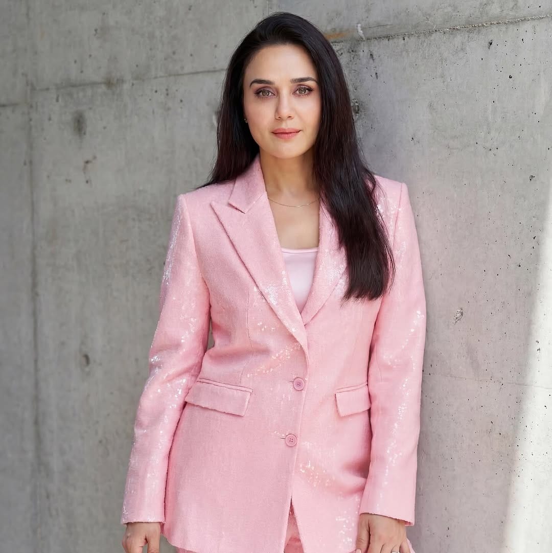 अभिनेत्री प्रिती झिंटा हिने नुकताच सोशल मीडियावर काही फोटो पोस्ट केले आहेत. सध्या सर्वत्र फक्त आणि फक्त प्रिती हिच्या फोटोंची चर्चा रंगली आहे. चाहत्यांना देखील अभिनेत्रीचा लूक प्रचंड आवडला आहे.