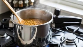 प्रेशर कुकर वापरताना करताय 'या' 5 चुका, इशारा ओळखा, नाहीतर...