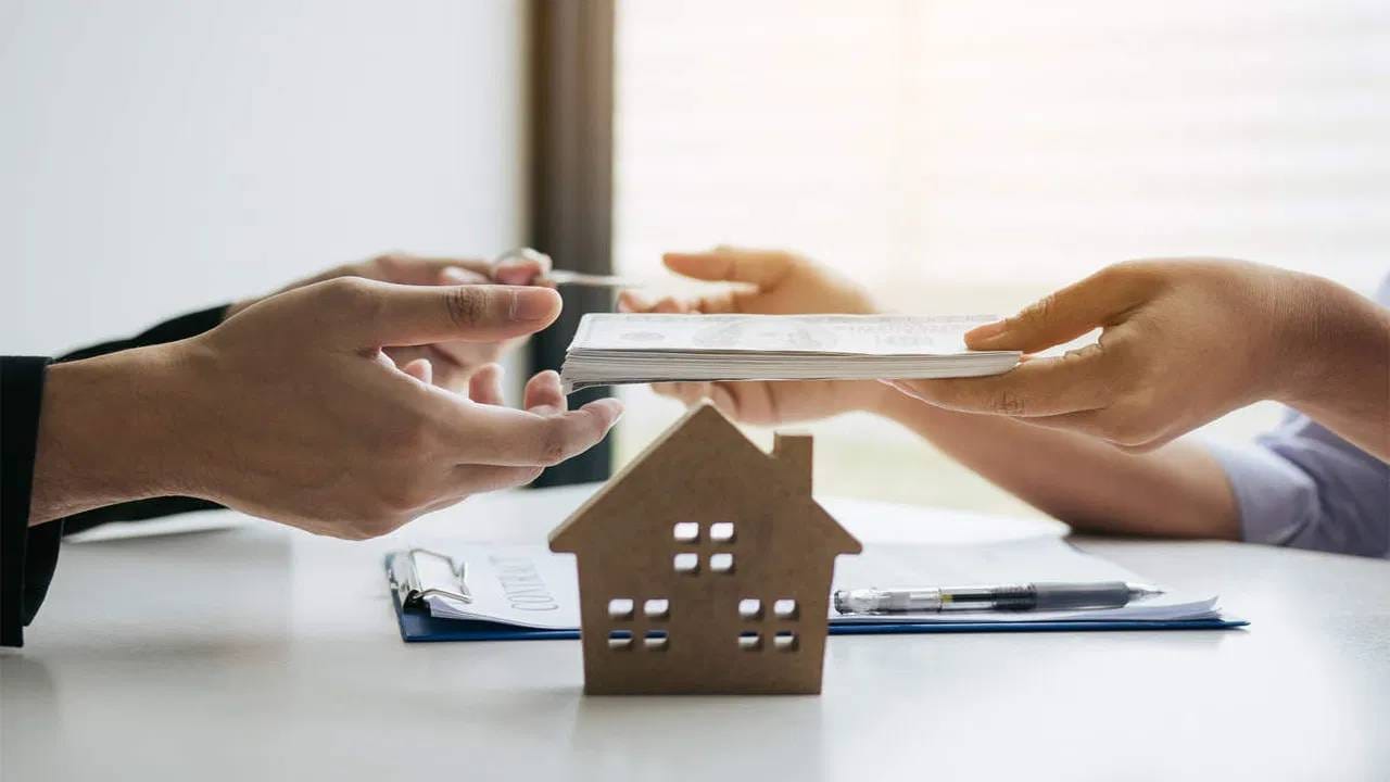 घरातील 'कर्ता' कुटुंबाची संमती न घेता HUF प्रॉपर्टी विकू शकतो का? जाणून घ्या कायदेशीर नियम घरातील 'कर्ता' कुटुंबाची संमती न घेता HUF प्रॉपर्टी विकू शकतो का? जाणून घ्या कायदेशीर नियम