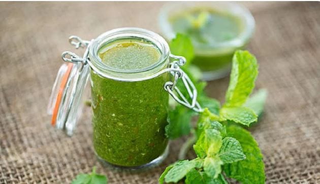 सकाळी रिकाम्या पोटी पुदिन्याचे पाणी पिल्याने दिवसभर शक्ती टिकून राहते. पुदिन्यात अँटीऑक्सिडंट असतात. त्यामुळे तुमची प्रतिकारशक्ती वाढते. पुदिन्याचे पाणी पिल्याने घामाला दुर्गंध येत नाही.