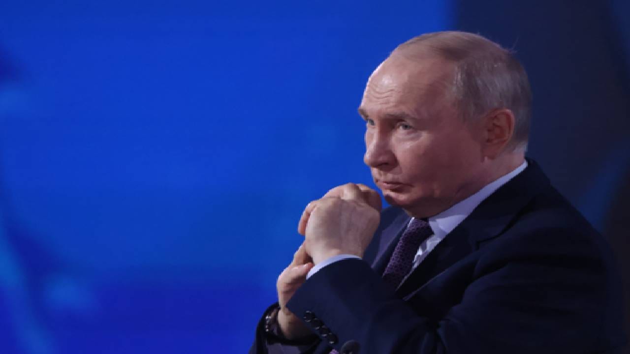 अलीकडेच लेखक इल्या रेमेस्लो यांनी पुतिन यांच्यावर टीका केली तर रशियाने त्यांना वेडं घोषित केलं. पण पहिल्यांदा एका महिला ब्लॉगच्या टीकेने रशियन राष्ट्रपतींच टेन्शन वाढवलं आहे. राष्ट्रपती कार्यालय क्रेमलिनला पहिल्यांदा ही टीका स्वीकार करावी लागली आहे. (Getty Images)