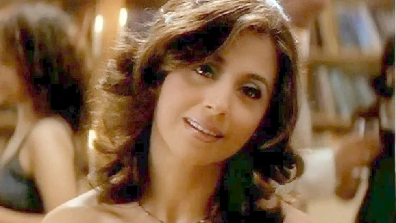 तिच्या या ‘जुनूनी प्रेमिका’च्या भूमिकेला प्रेक्षक आणि समीक्षकांकडून मोठी दाद मिळाली होती. चित्रपटाचे दिग्दर्शन रजत मुखर्जी यांनी केले होते. तर अभिनेता फरदीन खान याने ‘जय’ नावाच्या यशस्वी फोटोग्राफरची भूमिका साकारली होती. कथानकानुसार, गोव्यात जय आणि रिया यांची भेट होते. 