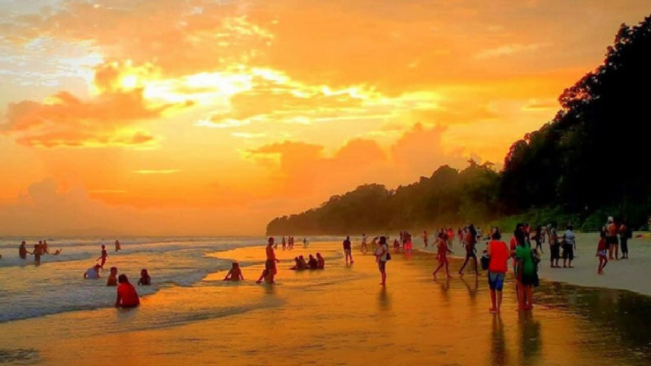 केरळमधील वर्कला बीच इतर किनाऱ्यांपेक्षा वेगळा आहे. इथे वाळूत नाही तर उंच कड्यांवर बसून सूर्यास्त पाहण्याचा अनुभव मिळतो. खाली आदळणाऱ्या लाटा आणि वर कॅफेंची हलकी गडबड. हा संगम या ठिकाणाला खास बनवतो.