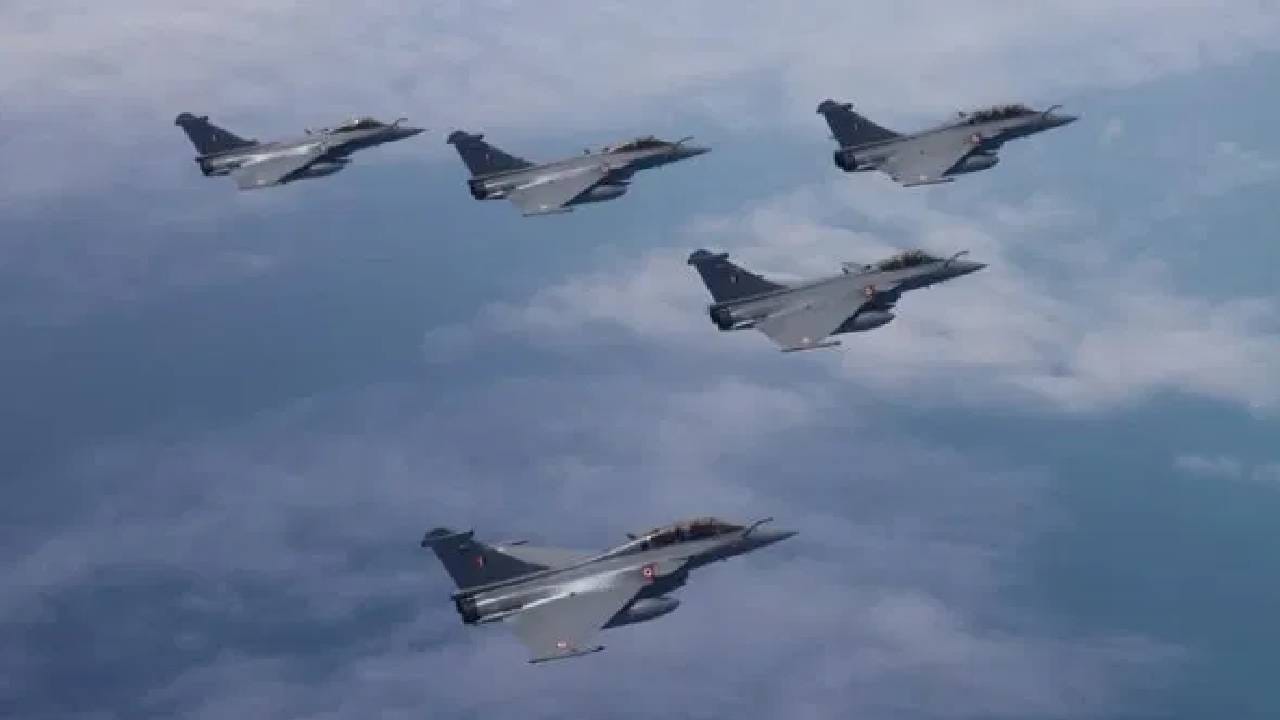 भारताकडे सध्या 36 राफेल फायटर विमानं आहेत. अजून अशी 114 विमान आपण फ्रान्सकडून विकत घेणार अशी चर्चा आहे. डसॉल्ट राफेल या फ्रान्सच्या कंपनीने जगातील या सर्वोत्तम जेटची निर्मिती केली आहे. मॅक 4 स्पीडने लक्ष्याच्या दिशेने जाणारं मेटियोर मिसाइल आणि 9,500 किलो पेलोड शस्त्रास्त्र वाहून नेण्याची क्षमता या विमानाला खास बनवतं.     