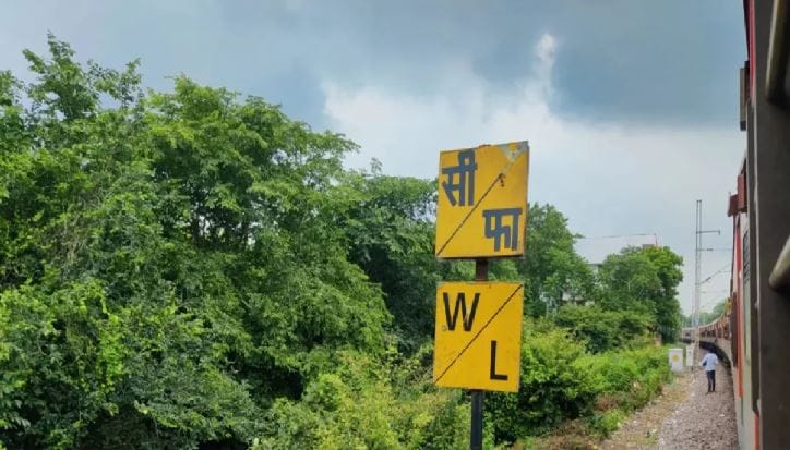 रेल्वे स्थानकावर अनेक चिन्ह, आकृत्या आणि दिशानिर्देश दिलेले बोर्ड असतात. या प्रत्येक चिन्ह आकृत्यांचा एक विशेष अर्थ असतो. सामान्यांना प्रवास सोपा व्हावा यासाठी हे नियम तयार केलेले असतात.