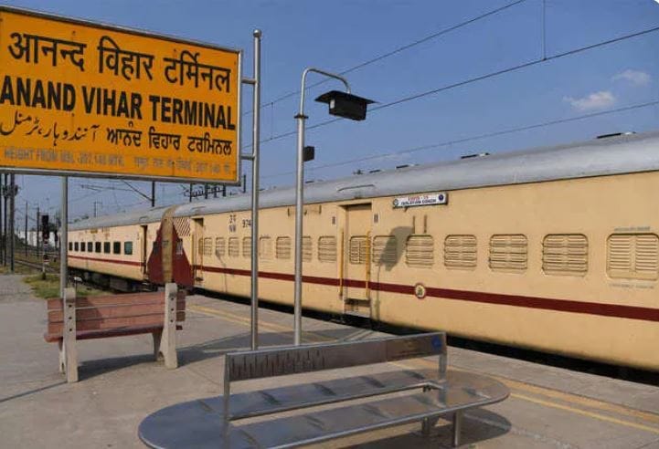 भारतातील प्रत्येक रेल्वे स्थानकावर स्टेशनच्या नावाचा जो बोर्ड असतो, त्याला पिवळाच रंग दिलेला असतो. पिवळ्या रंगाच्या या बोर्डावर काळ्या रंगाने स्टेशनचे नाव दिलेले असते. यामागचे नेमके लॉजिक समजून घेऊ या... 