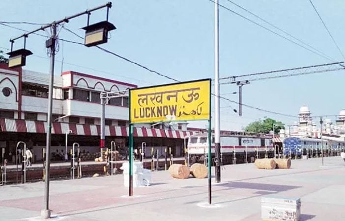 पिवळा रंग हा इतर रंगांच्या तुलनेत लांबून जास्त दिसतो. या रंगाचा मनावर सकारात्मक प्रभाव पडतो. पिवळ्या बोर्डावर काळ्या रंगाची अक्षरे स्पष्ट आणि लांबूनच दिसतात. त्यामुळे प्रवाशांना अडचण होत नाही. म्हणूनच रेल्वे स्टेशनवर पिवळ्या रंगाचा बोर्ड लावलेला असतो. 