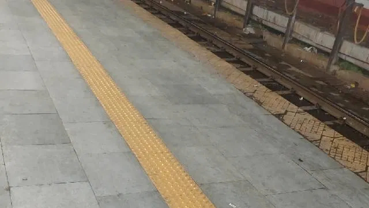 ही पट्टी सहसा पिवळ्या रंगाची असते. कारण पिवळा रंग दूरूनही सहज लक्षात येतो. अल्पदृष्टी असलेल्या व्यक्तींनाही हा रंग स्पष्ट दिसतो, त्यामुळे त्यांना मार्ग ओळखणे सोपे जाते.