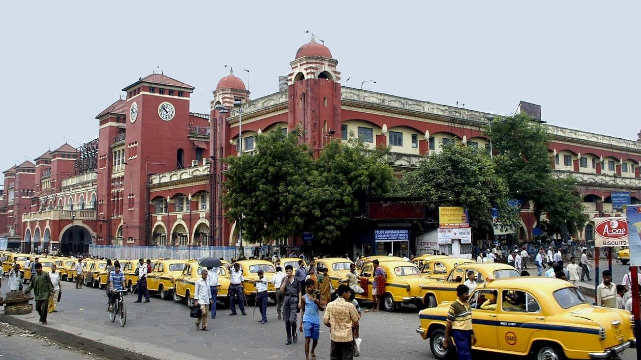 या रेल्वे स्टेशनचे बांधकाम 1854 साली झाले. याच स्टेशनवरून 15 ऑगस्ट 1854 रोजी पूर्व भारतातील पहिली प्रवासी रेल्वे धावली होती. त्यामुळे या स्थानकाला ऐतिहासिक दृष्ट्याही मोठं महत्त्व आहे.