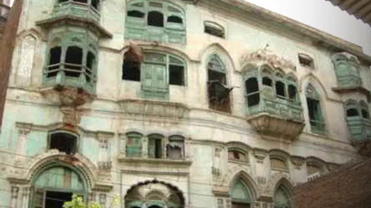 भूकंपामुळे राज कपूर यांच्या 104 वर्ष जुन्या हवेलीचं मोठं नुकसान, संरक्षणासाठी प्रशासनाची हालचाल भूकंपामुळे राज कपूर यांच्या 104 वर्ष जुन्या हवेलीचं मोठं नुकसान, संरक्षणासाठी प्रशासनाची हालचाल