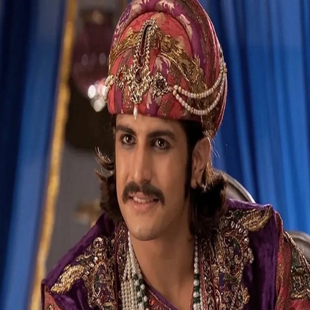 प्रसिद्ध टीव्ही अभिनेका रजत टोकस याने ऐतिहासिक मालिकांमध्ये काम केलं आहे. प्रत्येक भूमिका त्याने दमदार पार पाडली. 'जोधा' अकबर' मालिकेत पार  पाडलेल्या अकबर भूमिकेमुळे रजत याच्या लोकप्रियतेत अधिक वाढ झाली. आज मालिकेचे काही फोटो आणि व्हिडीओ सोशल मीडियावर व्हायरल होत असतात. 