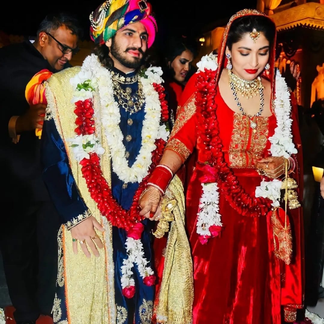  सृष्टी नायर एक माजी नाट्य कलाकार आहे. रजत तिला पाहताच क्षणी तिच्या प्रेमात पडला. सुरुवातीला ते फक्त मित्र होते, पण नंतर हळूहळू त्यांच्यात प्रेम निर्माण झाले. दोघांच्या लग्नाचे फोटो सोशल मीडियावर व्हायरल होत असतात. 