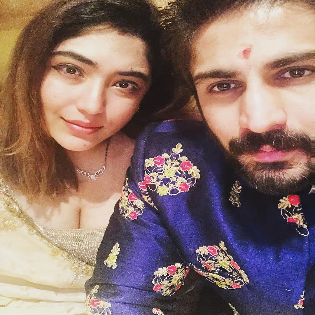 रजत याच्या खासगी आयुष्याबद्दल सांगायचं झालं तर, अभिनेत्याने 30 जानेवारी 2015 मध्ये उदयपूर पॅलेसमध्ये गर्लफ्रेंड सृष्टी नायर हिच्यासोबत लग्न केलं. सृष्टी प्रसिद्ध आणि लोकप्रिय अभिनेत्री नाही, पण दिसायला एका अभिनेत्री पेक्षा देखील कमी नाही... 