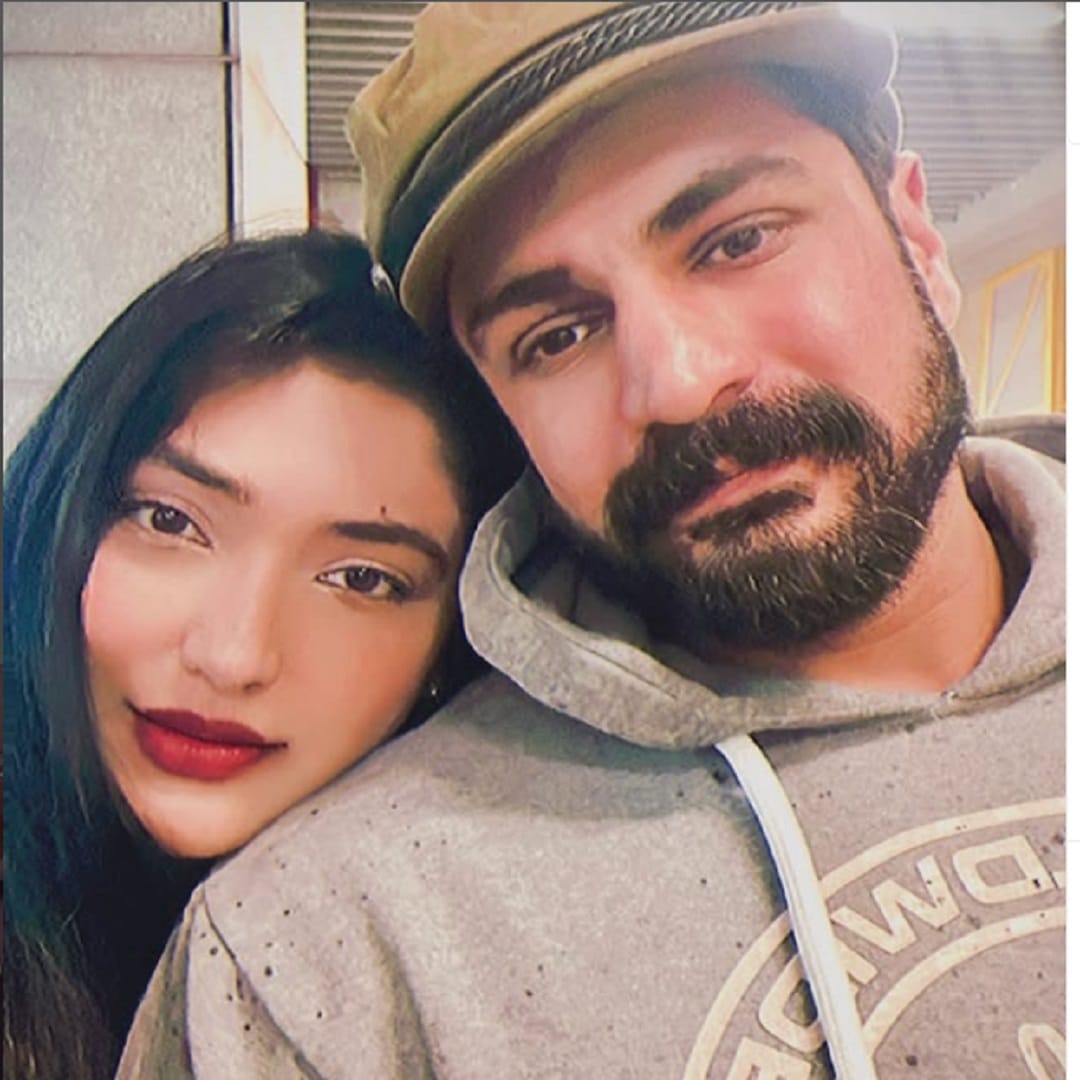 सृष्टी आणि रजत यांची पहिली भेट 2013 मध्ये झालेली. जवळपास 2 वर्ष एकमेकांना डेट केल्यानंतर दोघांनी लग्न करण्याचा निर्णय घेतला... आता रजत आणि सृष्टी त्यांच्या खासगी आयुष्यात आनंदी आहेत. दोघे चाहत्यांना कायम फॅशन गोल्स देखील देत असतात. 