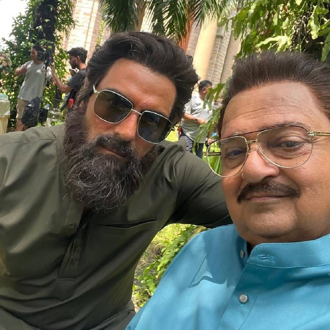 'धुरंधर : द रिव्हेंज'च्या ऐतिहासिक यशानंतर आदित्य धर आणि त्याचा भाऊ लोकेश धर यांनी राकेश बेदी यांचे आभार मानत त्यांना 1 कोटी रुपयांचा चेक दिला आहे. म्हणजेच त्यांनी ठरलेल्या रकमेच्या दुप्पट फी त्यांना बक्षीस म्हणून दिलं आहे. या चित्रपटात रणवीर सिंह, अर्जुन रामपाल, संजय दत्त, आर. माधवन, सारा अर्जुन यांच्या भूमिका आहेत. 
