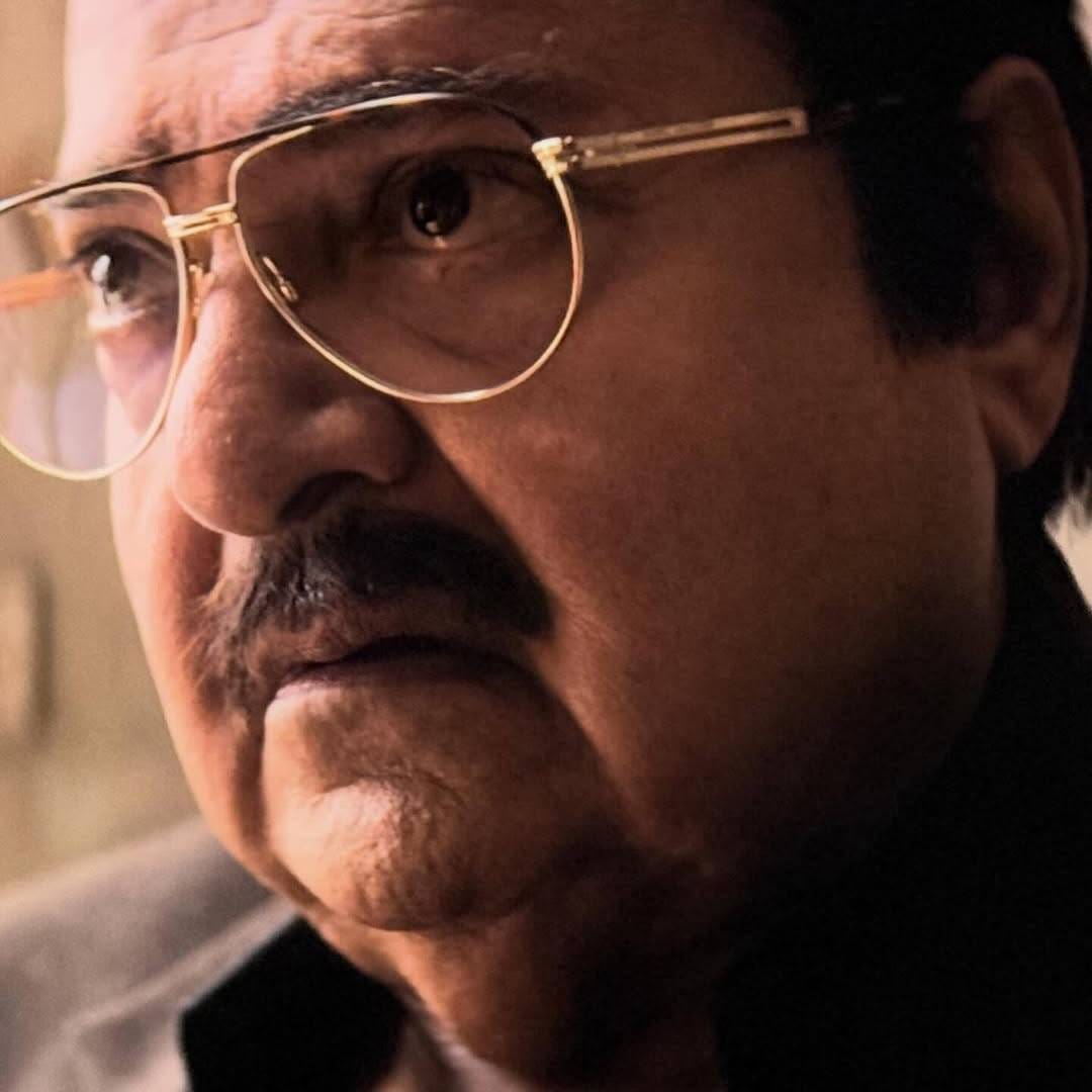 आदित्य धर दिग्दर्शित 'धुरंधर' आणि 'धुरंधर : द रिव्हेंज' या दोन्ही चित्रपटांनी बॉक्स ऑफिसवर इतिहास रचला आहे. याचा फायदा या चित्रपटाशी संबंधित प्रत्येक कलाकाराला मिळतोय. मात्र सर्वाधिक चर्चा दिग्गज अभिनेते राकेश बेदी यांचीच होत आहे. विनोदाच्या अचूक टायमिंगसाठी ओळखल्या जाणाऱ्या राकेश बेदी यांनी या दोन्ही चित्रपटांमध्ये 'जमील जमाली'ची अशी भूमिका साकारली आहे, ज्यामुळे ते प्रेक्षकांमध्ये लोकप्रिय झाले आहेत. 
