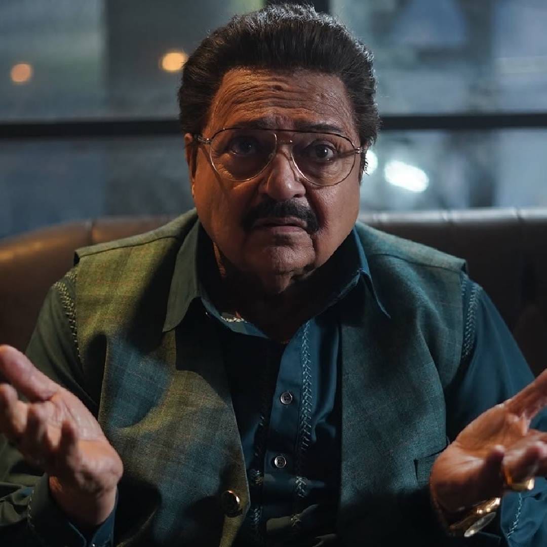 ही गोष्ट 2019 मधली आहे, जेव्हा आदित्य धर त्याच्या 'उरी' या चित्रपटातील एका छोट्या भूमिकेसाठी राकेश बेदींकडे गेला होता. त्यावेळी राकेश बेदींचं चित्रपटात काम करण्याच मन नव्हतं. आता दिग्दर्शिका आणि कोरिओग्राफर फराह खानच्या व्लॉगमध्ये गप्पा मारताना त्यांनी हा किस्सा सांगितला. "मी त्याला उरीसाठी नकार दिला होता, कारण त्यात सर्बियामधील फक्त एकच सीन होता", असं ते म्हणाले. 
