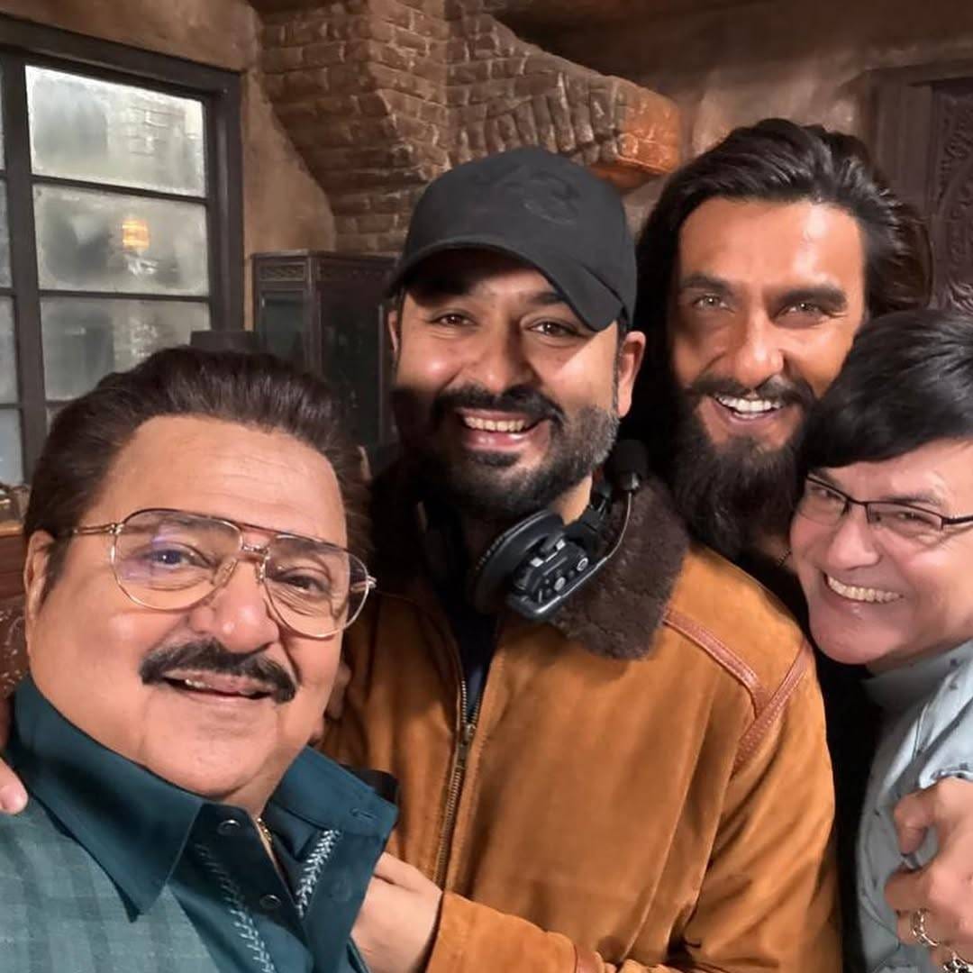 'बच्चा है तू मेरा' हा त्यांचा डायलॉग सोशल मीडियावर तुफान गाजतोय. त्यांचे बरेच मीम्ससुद्धा व्हायरल होत आहेत. 'धुरंधर : द रिव्हेंज'मध्ये त्यांच्या भूमिकेत जो ट्विस्ट येतो, ते पाहून प्रेक्षक थक्क झाले होते. धुरंधरच्या दोन्ही चित्रपटांसाठी त्यांची फी 50 लाख रुपये ठरली होती. 
