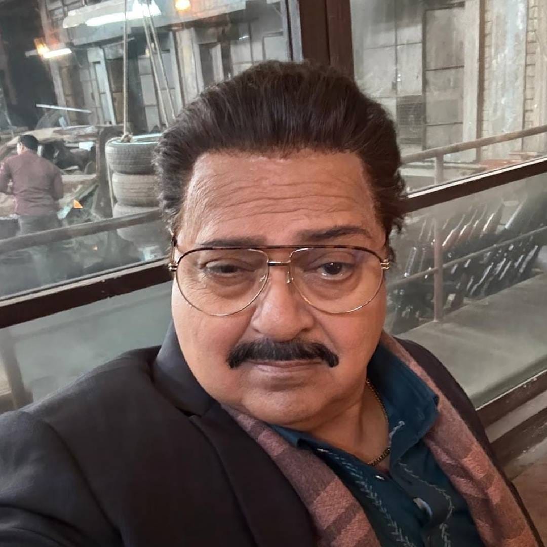 रितिकाच्या मते असं केल्यास नवीन लोकांना स्वत:ला सिद्ध करण्याची संधीच मिळणार नाही. मुलीने समजावून सांगितल्यानंतर राकेश बेदी यांनी आदित्यला होकार दिला. हे ऐकून रितिका मस्करीत म्हणते, "म्हणून मी आईवडिलांना सांगते की आमच्यासारख्या तरुणांचं ऐका, फायद्यात राहाल." 
