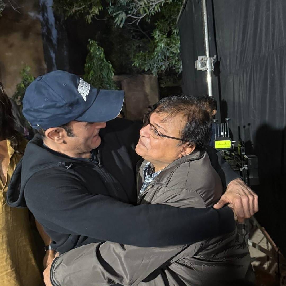 'बॉलिवूड हंगामा'ने दिलेल्या वृत्तानुसार, दिग्दर्शक आदित्य धर आणि निर्माते त्यांच्या कामाने खूप प्रभावित झाले आहेत. मनाचा मोठेपणा दाखवत त्यांनी राकेश बेदी यांना ठरलेल्या मानधनापेक्षा दुप्पट मानधन बोनस म्हणून दिलं आहे. या दोन्ही चित्रपटांमध्ये राकेश यांनी पाकिस्तानच्या अवामी पार्टीचे नेते जमील जमालीची भूमिका साकारली होती. 
